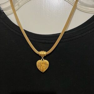 Costume gold necklace.